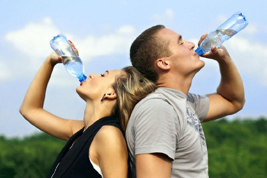 跑步补水不分冬夏 "渴了就喝"是训练最佳策略！